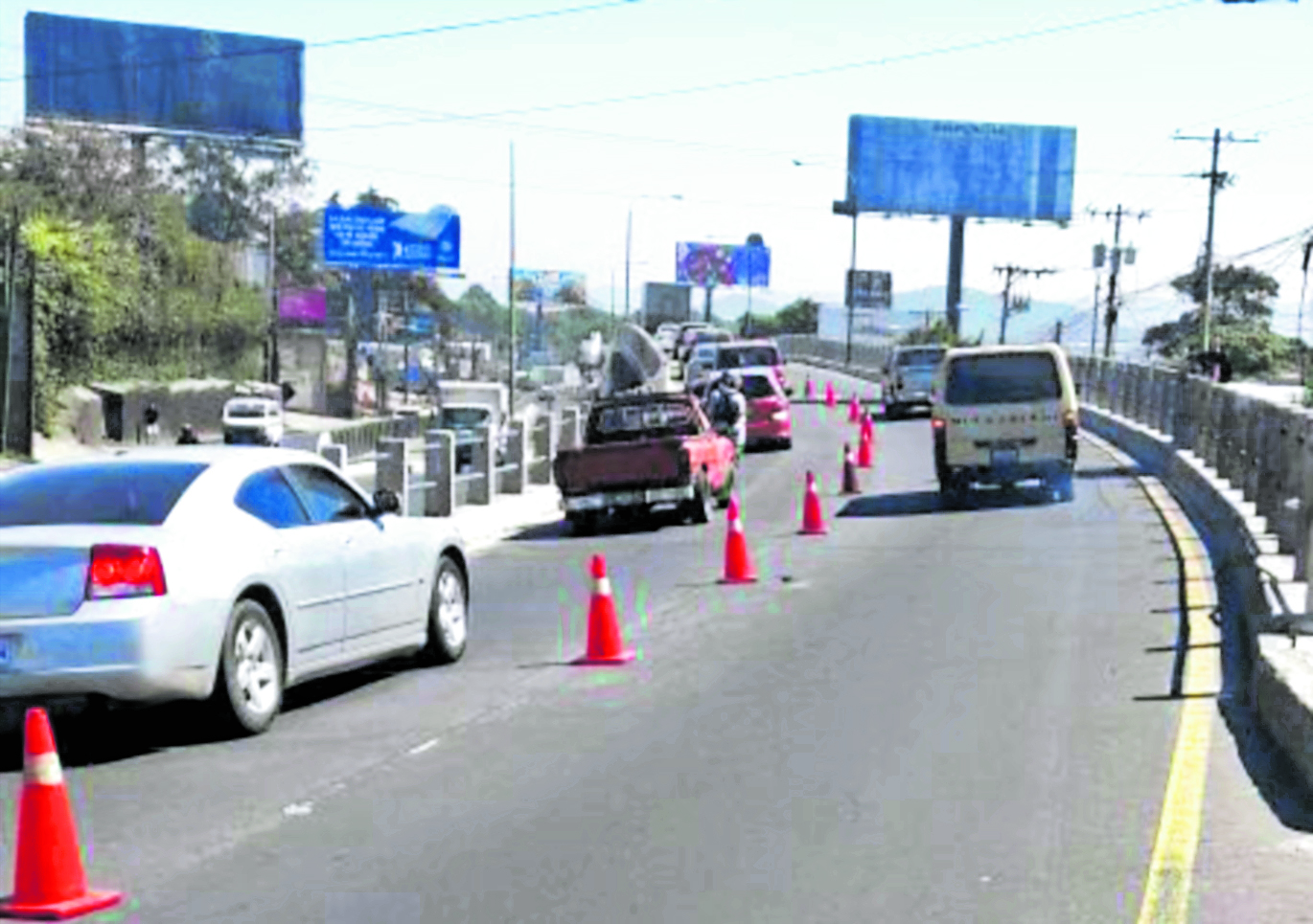 Para que los automovilistas reduzcan la velocidad se colocan conos en el puente de San Cristóbal.(Foto Prensa Libre: Hemeroteca PL)