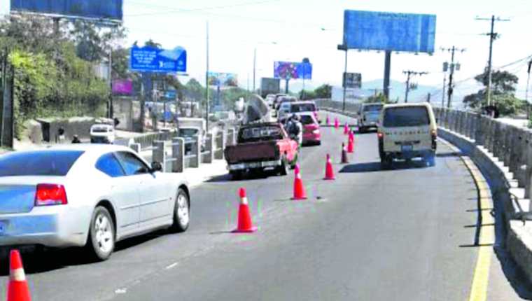 Para que los automovilistas reduzcan la velocidad se colocan conos en el puente de San Cristóbal.(Foto Prensa Libre: Hemeroteca PL)