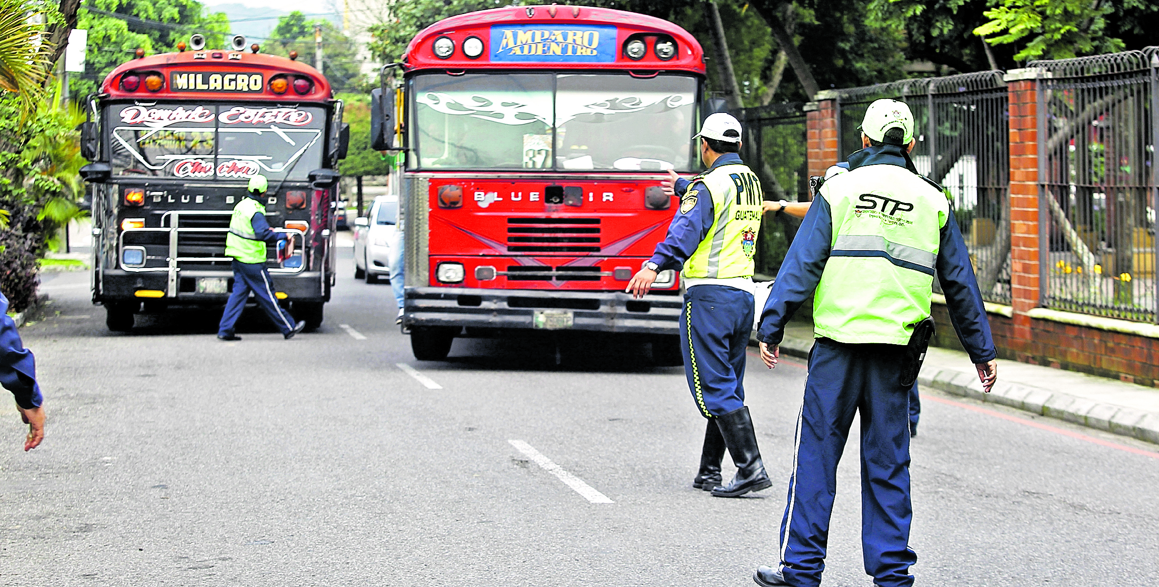 El agente de tránsito fue sorprendido cuando extorsionaba al piloto de un bus urbano, aunque no se mencionó la ubicación (Foto Prensa Libre: Hemeroteca PL)