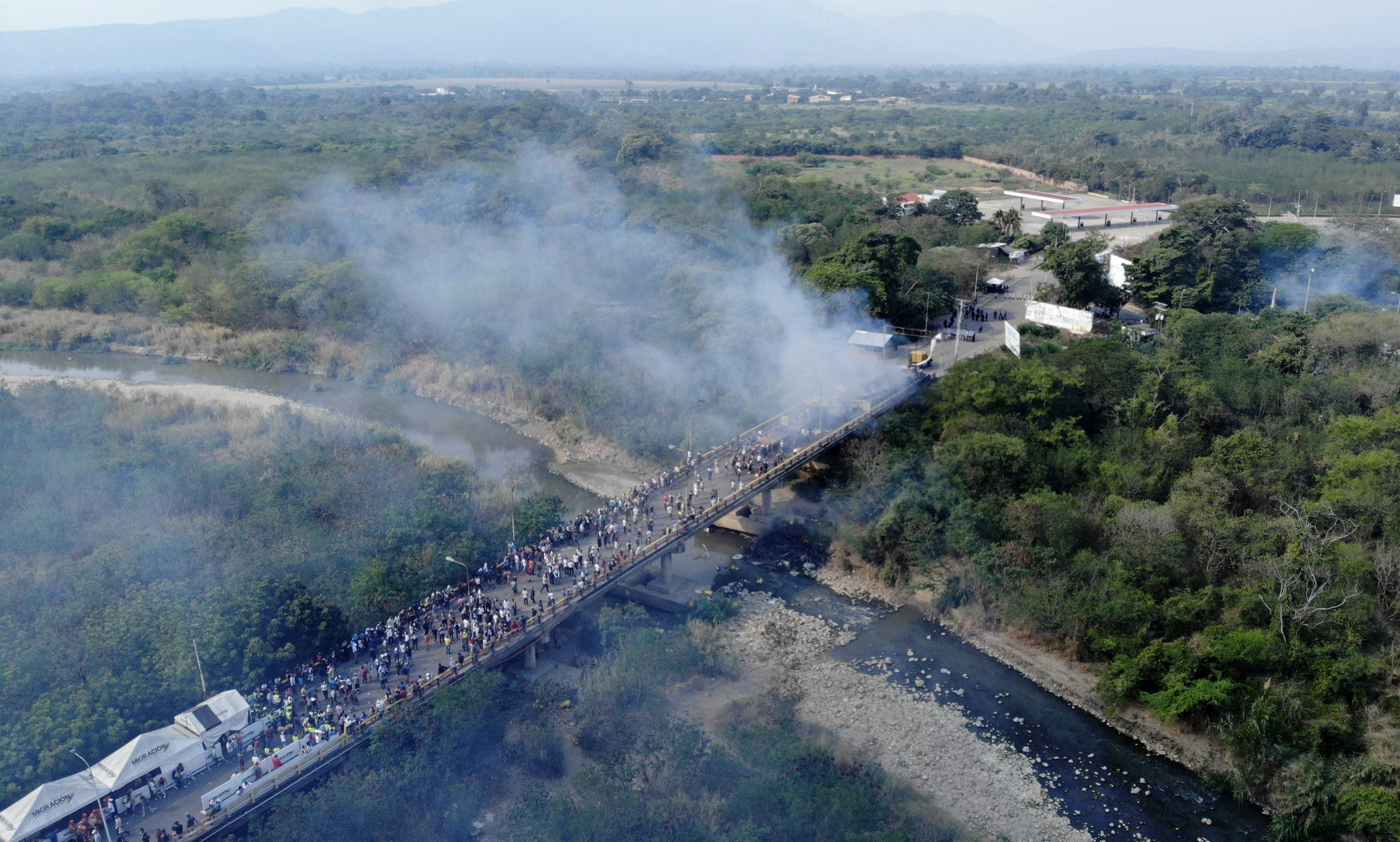 Imagen aérea que muestra humo saliendo de camiones que transportaban ayuda humanitaria y que se incendiaron en el puente Internacional Francisco de Paula Santander entre Cúcuta en Colombia y Ureña  en Venezuela. Foto prensa libre/ AFP