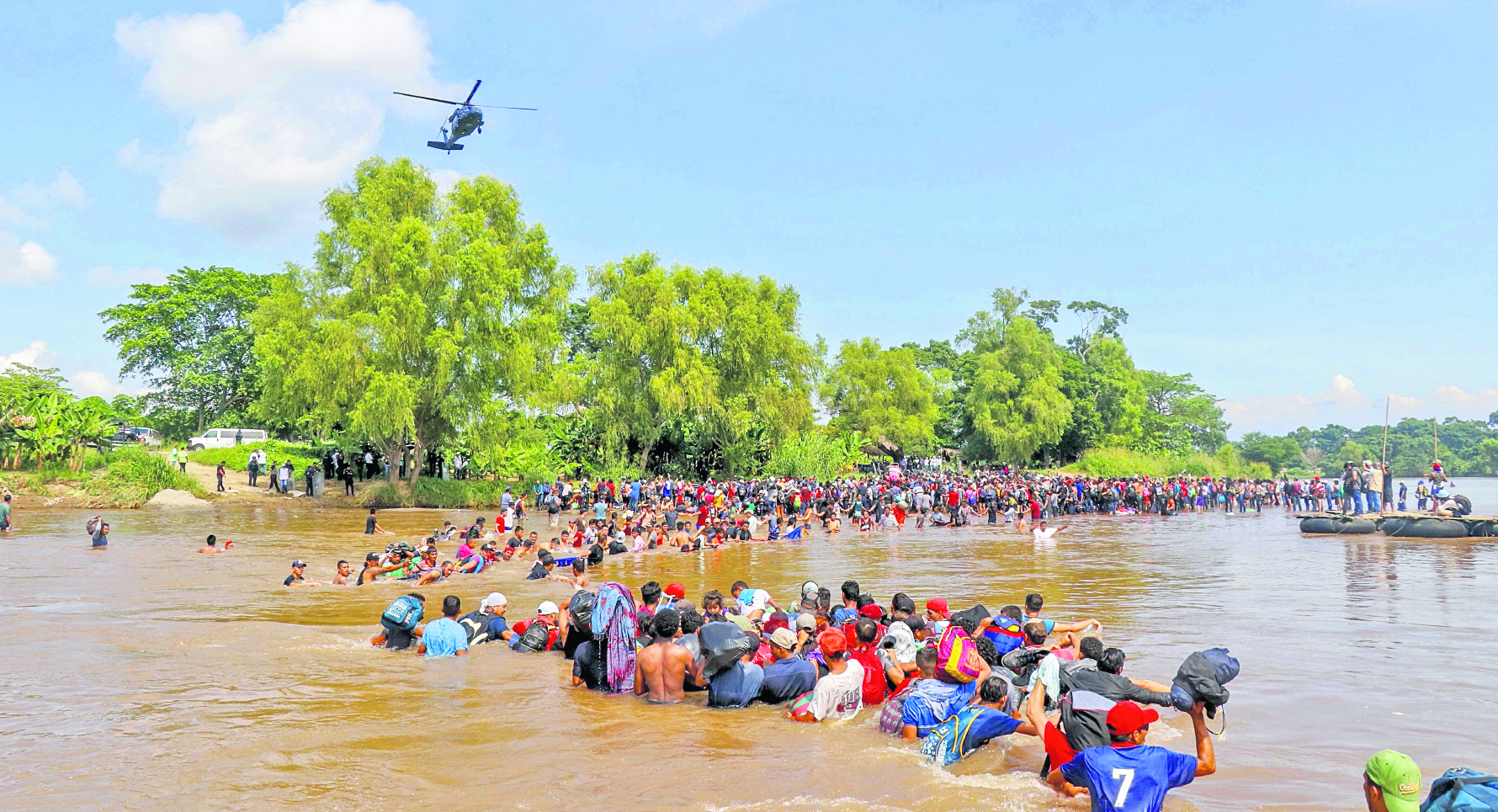 El 1 de marzo último migrantes hondureños cruzaron a pie el río Suchiate desde Guatemala.(Foto Prensa Libre: Rolando Miranda)