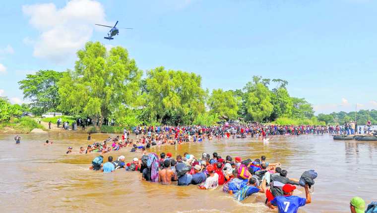 El 1 de marzo último migrantes hondureños cruzaron a pie el río Suchiate desde Guatemala.(Foto Prensa Libre: Rolando Miranda)