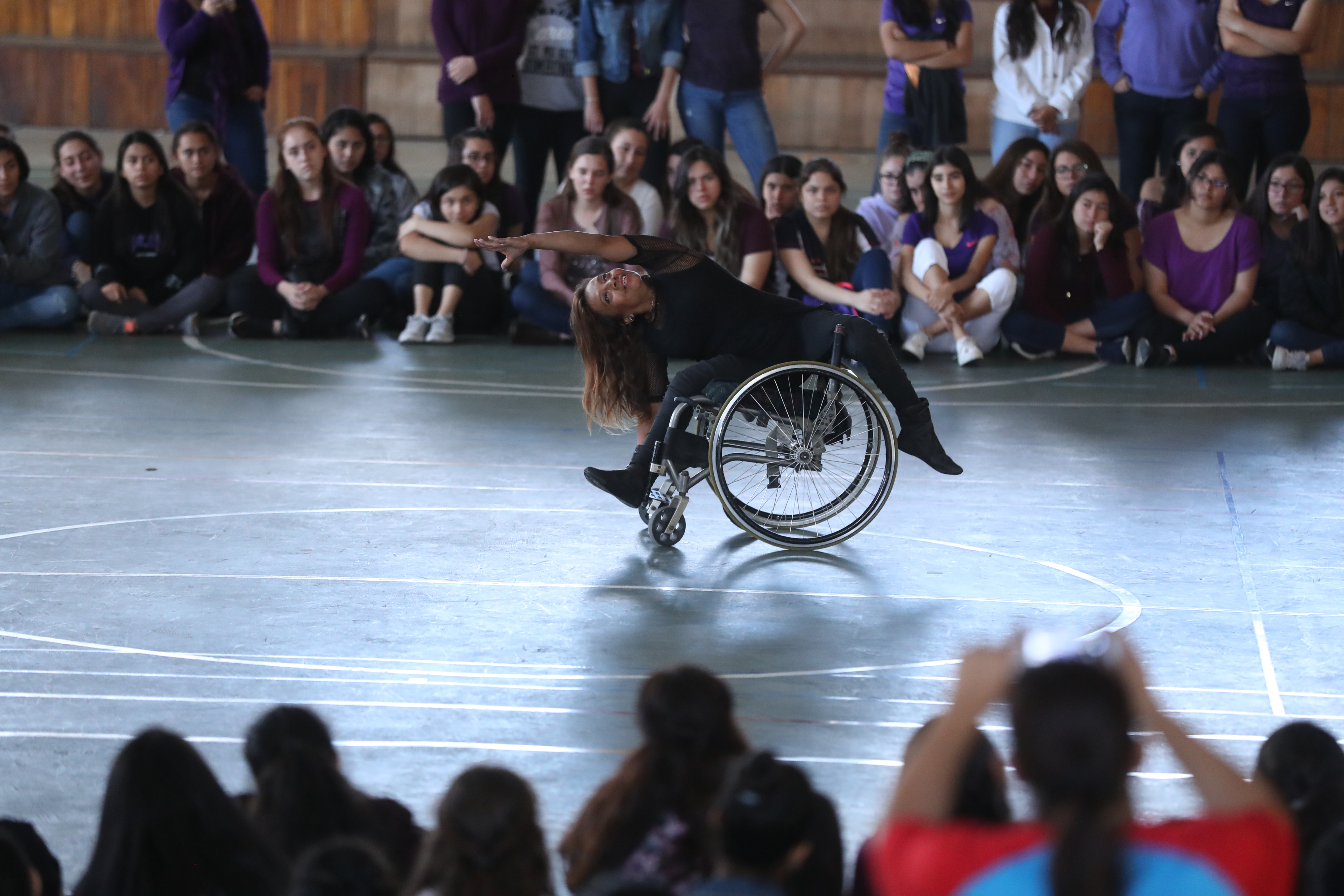 Vivian Lucía Rivera Marroquín durante una demostración de la danza que practica sobre su silla de ruedas:(Foto Prensa Libre: Esbin García)