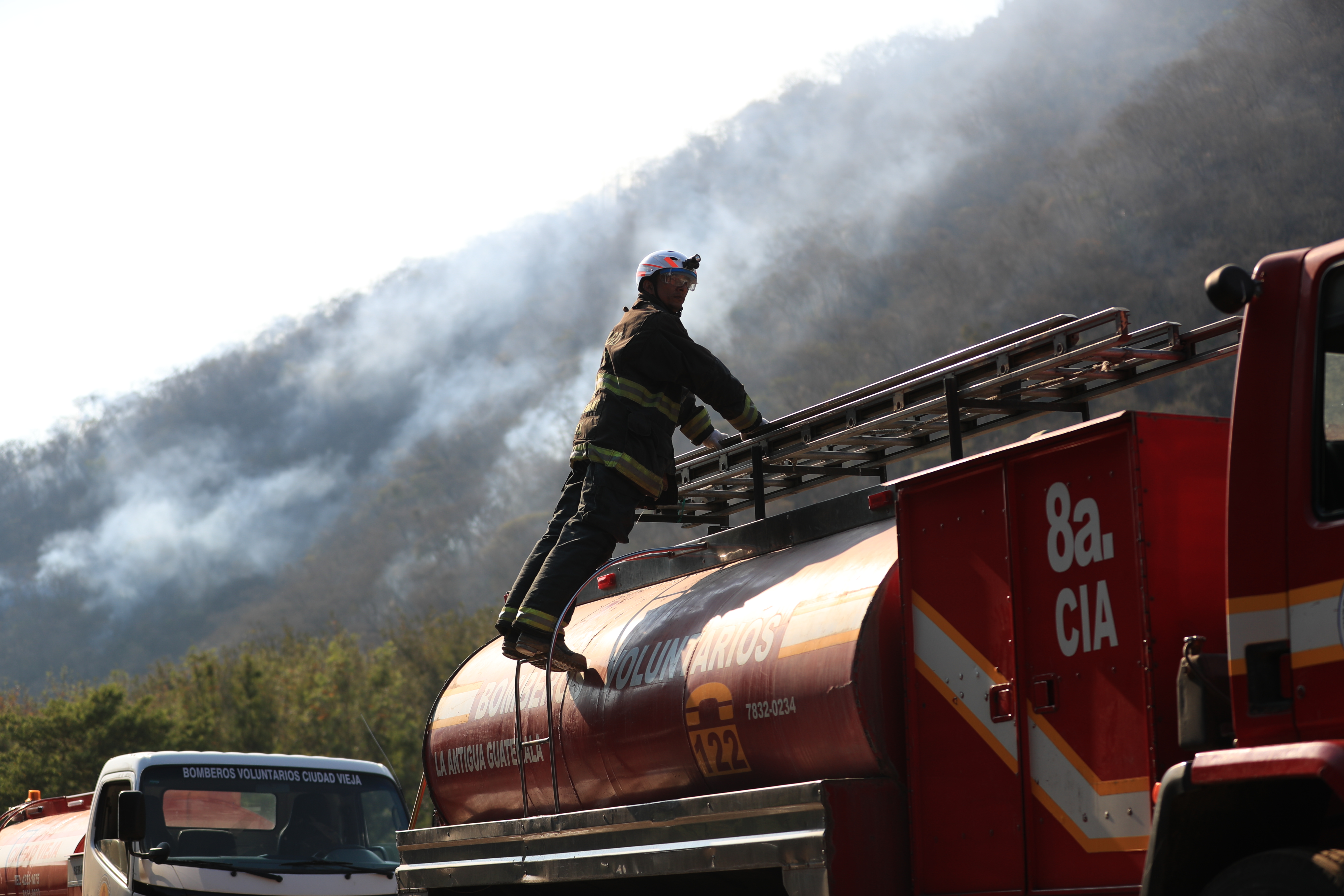 Durante varios días las brigadas de socorristas trabajaron para sofocar un incendio en el cerro Gascón, Sacatepéquez.(Foto  Prensa Libre: Carlos Hernández)