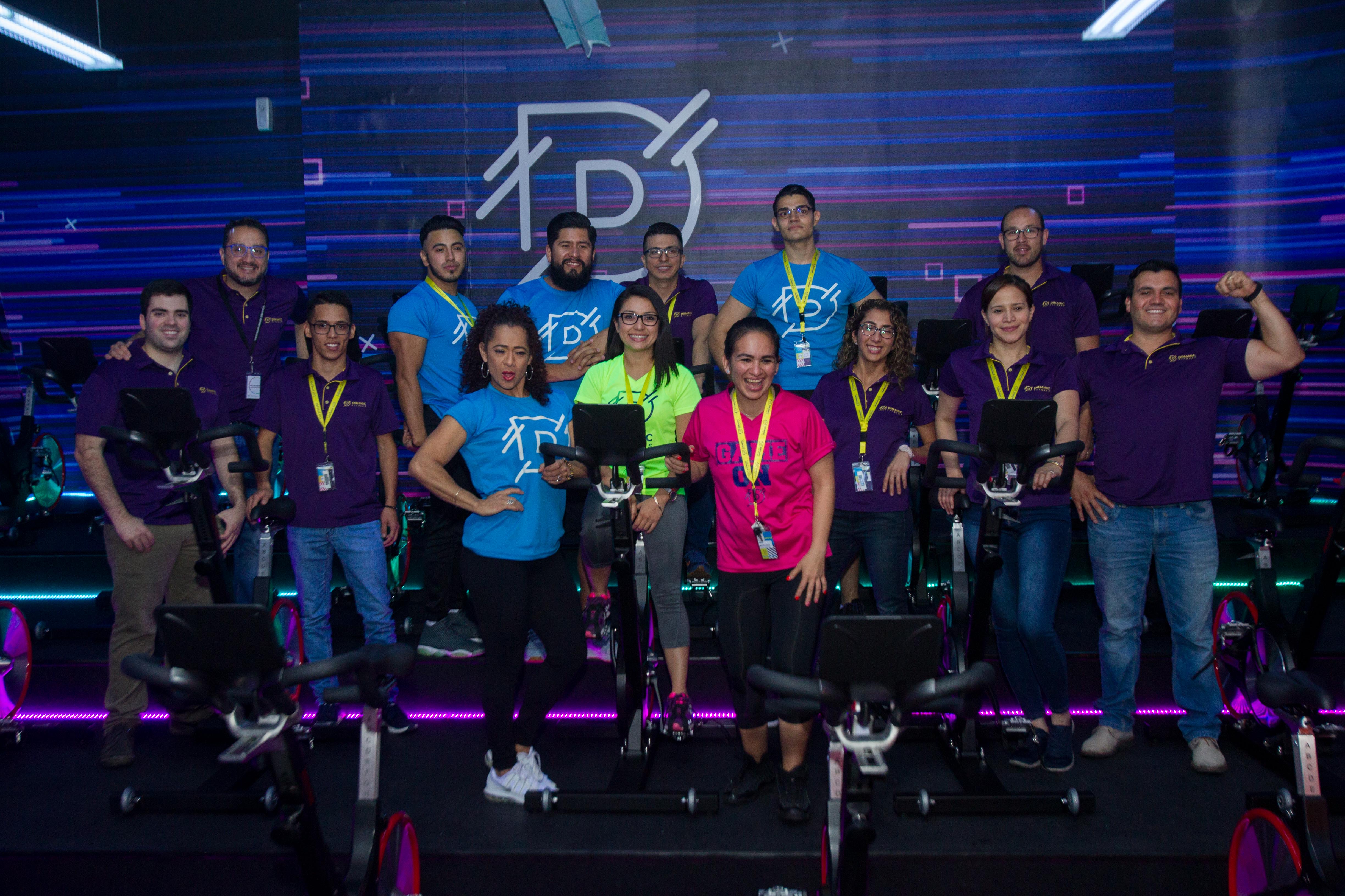 Personal administrativo y entrenadores que atenderá a los clientes en los gimnasios Dinamic Fitness