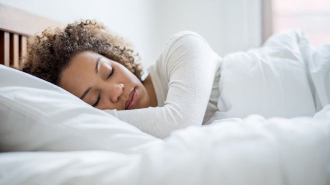 Mucha gente espera el fin de semana para compensar esa falta de sueño durmiendo más de lo habitual (GETTY IMAGES) 