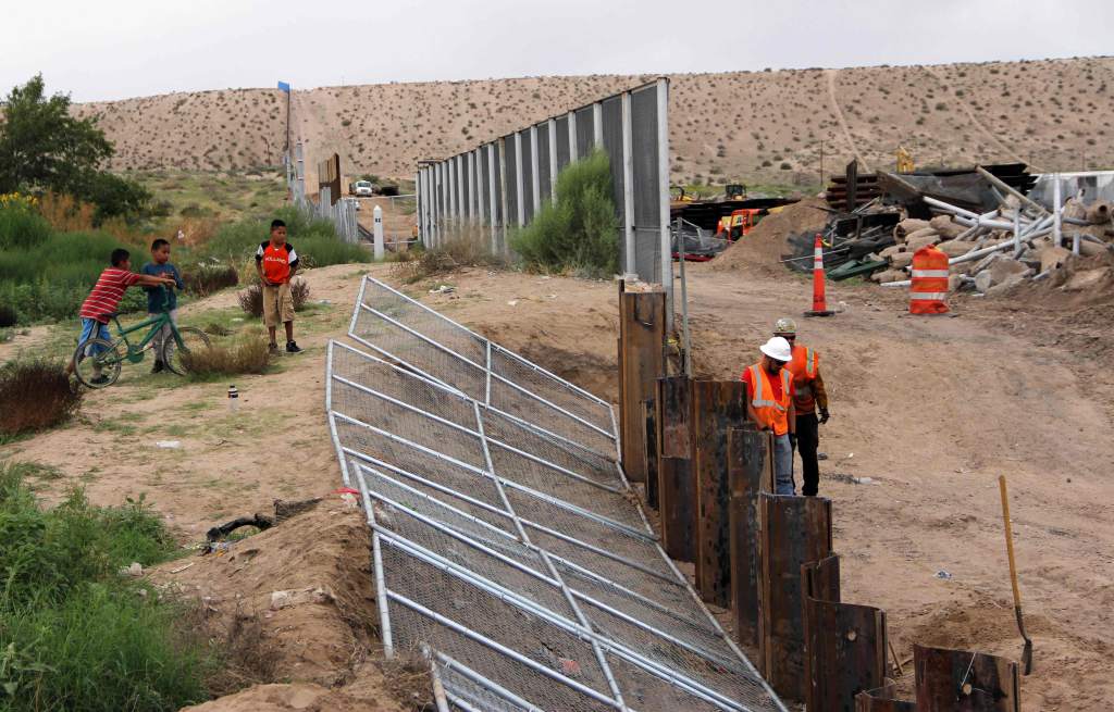 Donald Trump ha insistido en la necesidad de que se siga construyendo el muro fronterizo con México. (Foto Prensa Libre: Hemeroteca PL)