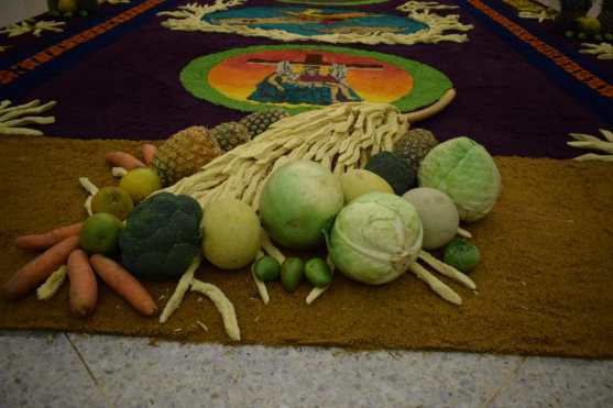La alfombra contaba con frutos como ofrenda para el sepultado dominico. Foto Prensa Libre: Cristo del Amor OP