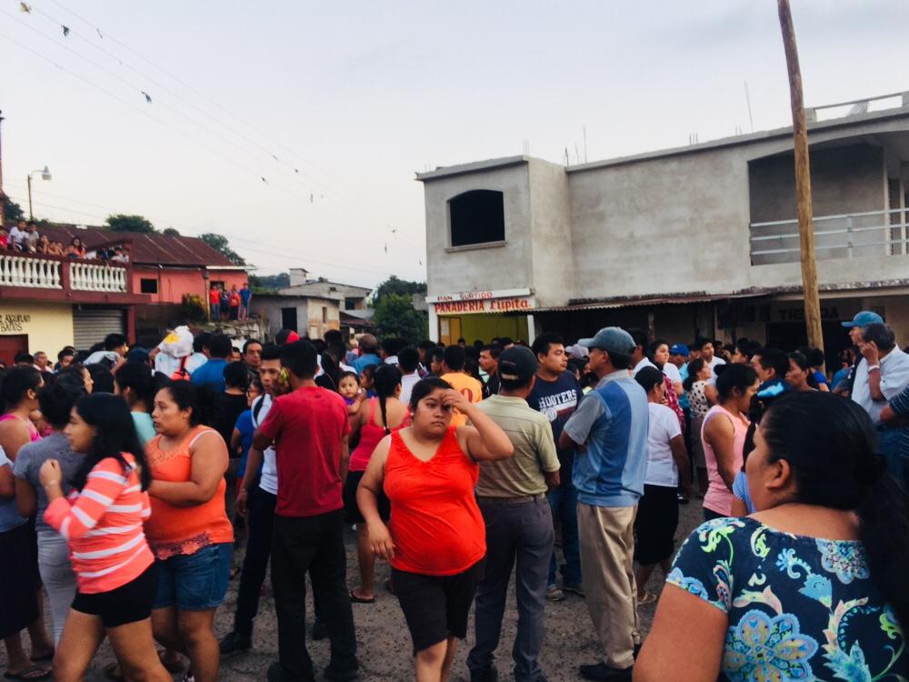 Vecinos de la Comunidad Agraria Las Mercedes, Colomba, Quetzaltenango, lamentan lo sucedido. (Foto Prensa Libre: Alexánder Coyoy)