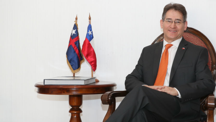 El embajador chileno, Javier Becker Marshall, dijo que existe interés de ampliar el TLC y crear un texto único con la vigencia de la unión aduanera con Guatemala, Honduras y El Salvador. (Foto Prensa Libre: Esbin García)