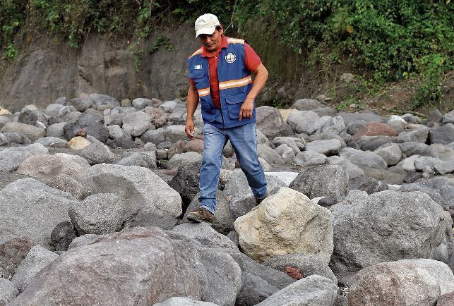 Edgar Antonio Barrios es uno de los técnicos del Insivumeh que vigila la actividad del volcán de Fuego. (Foto Prensa Libre: Érick Avila)