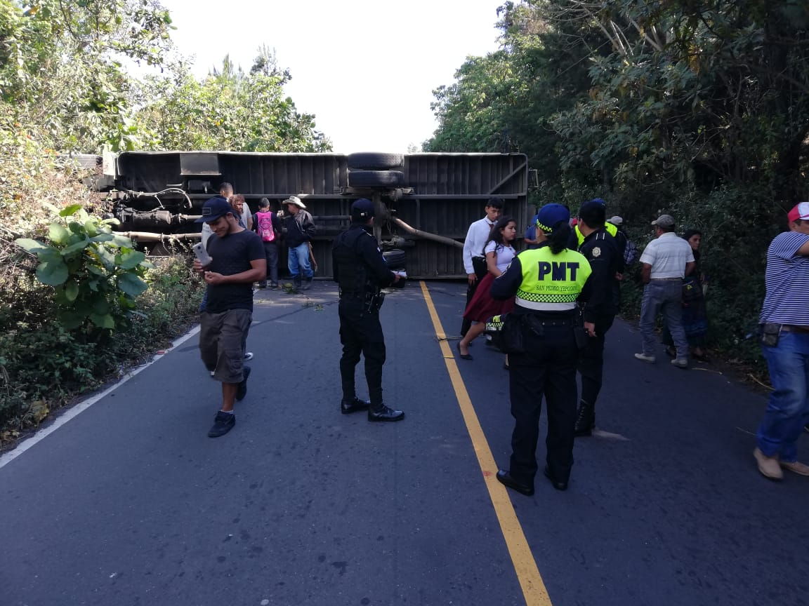 Conductor de bus se queda sin frenos y vuelca en San Pedro Yepocapa
