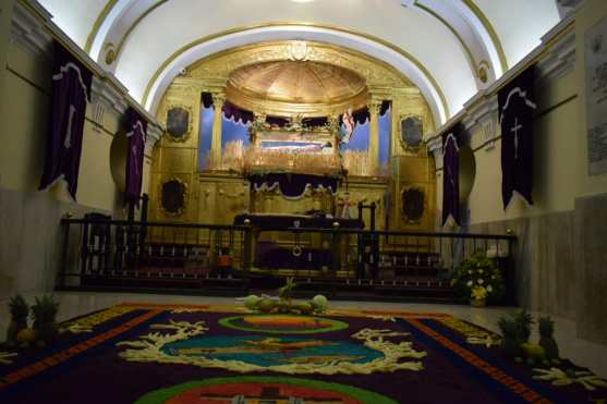 En la capilla del Cristo del Amor se cambió el adorno y se realizó una alfombra de aserrín. Foto Prensa Libre: Cristo del Amor OP