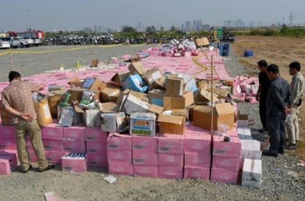 70 toneladas de productos falsificados listos para su destrucción, fotografiados el 12 de marzo de 2019 en Phnom Penh. (Foto Prensa Libre: AFP)