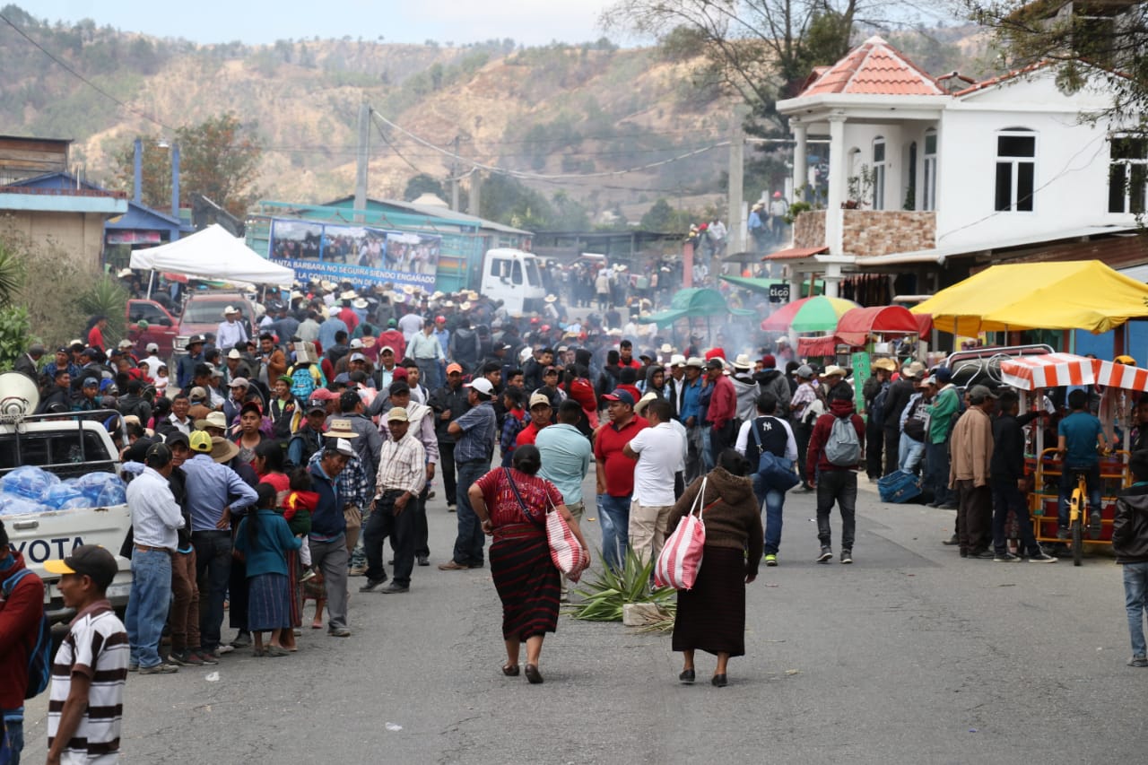 Vecinos de Santa Bárbara, Huehuetenango, mantienen bloqueado el paso en el kilómetro 270 de la ruta Interamericana. (Foto Prensa Libre: Mike Castillo)