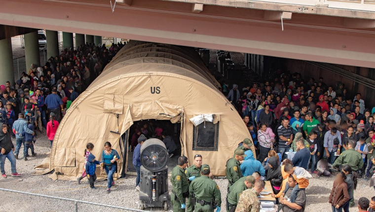 La gran cantidad de migrantes centroamericanos que llegó a EE. UU. a mediados de año hizo colapsar los centros de detención. (Foto Prensa Libre: Hemeroteca PL)