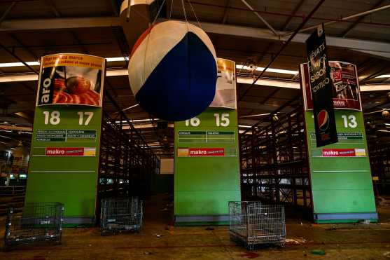 Un supermercado fue saqueado por las personas que buscaban comida durante el apagón en Venezuela. 