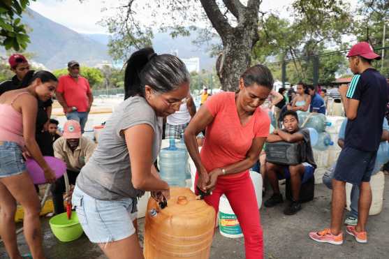 Cientos de personas acuden este martes al Parque del Este en Caracas (Venezuela), para recolectar agua para la escasez de este líquido ocasionada por los apagones que han azotado a toda Venezuela desde el pasado jueves. 