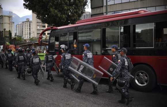 La Policía Nacional Bolivariana se despliega por las calles después de que se reanudara el servicio de energía eléctrica en Caracas. 