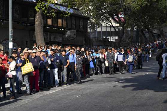 Así hacen fila los venezolanos para abordar el transporte público, después de estar una semana sin trabajo por el apagón. 