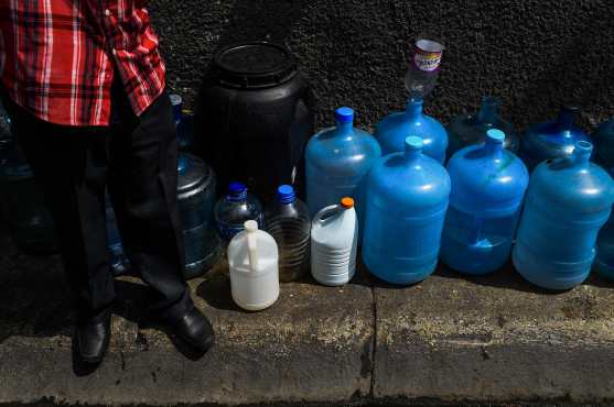 El apagón dejó a millones sin agua corriente. Muchas personas se alinearon para comprar agua embotellada en los supermercados de Caracas