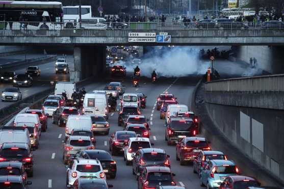 Algunos manifestantes bloquean los vehículos en la circunvalación de París durante la manifestación. Foto Prensa Libre: EFE