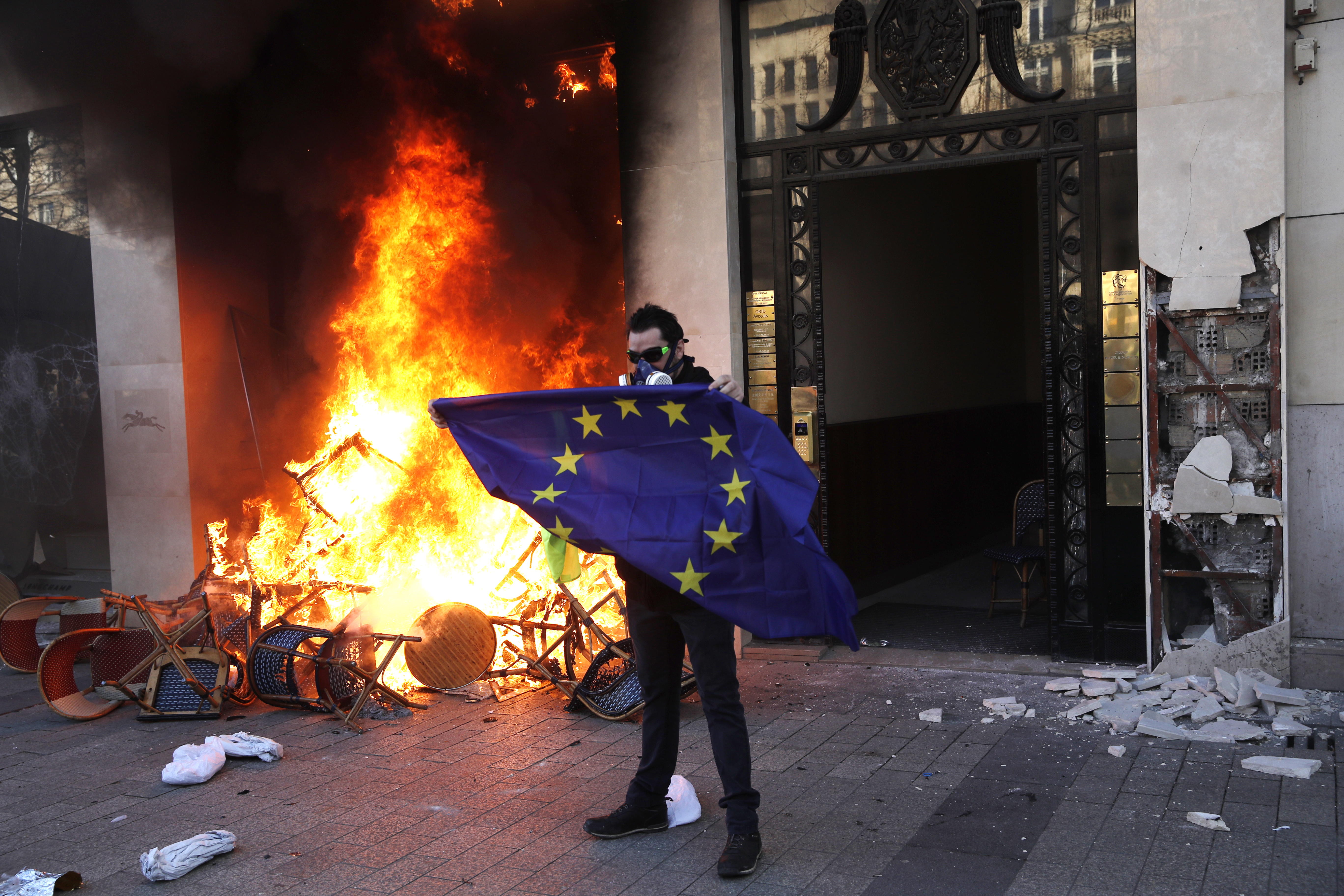 Varios disturbios se reportaron en Francia durante la protesta de los Chalecos Amarillos. (Foto: EFE)