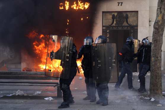 La policía antidisturbios se enfrenta a los manifestantes de los Chalecos Amarillos. Foto Prensa Libre: EFE