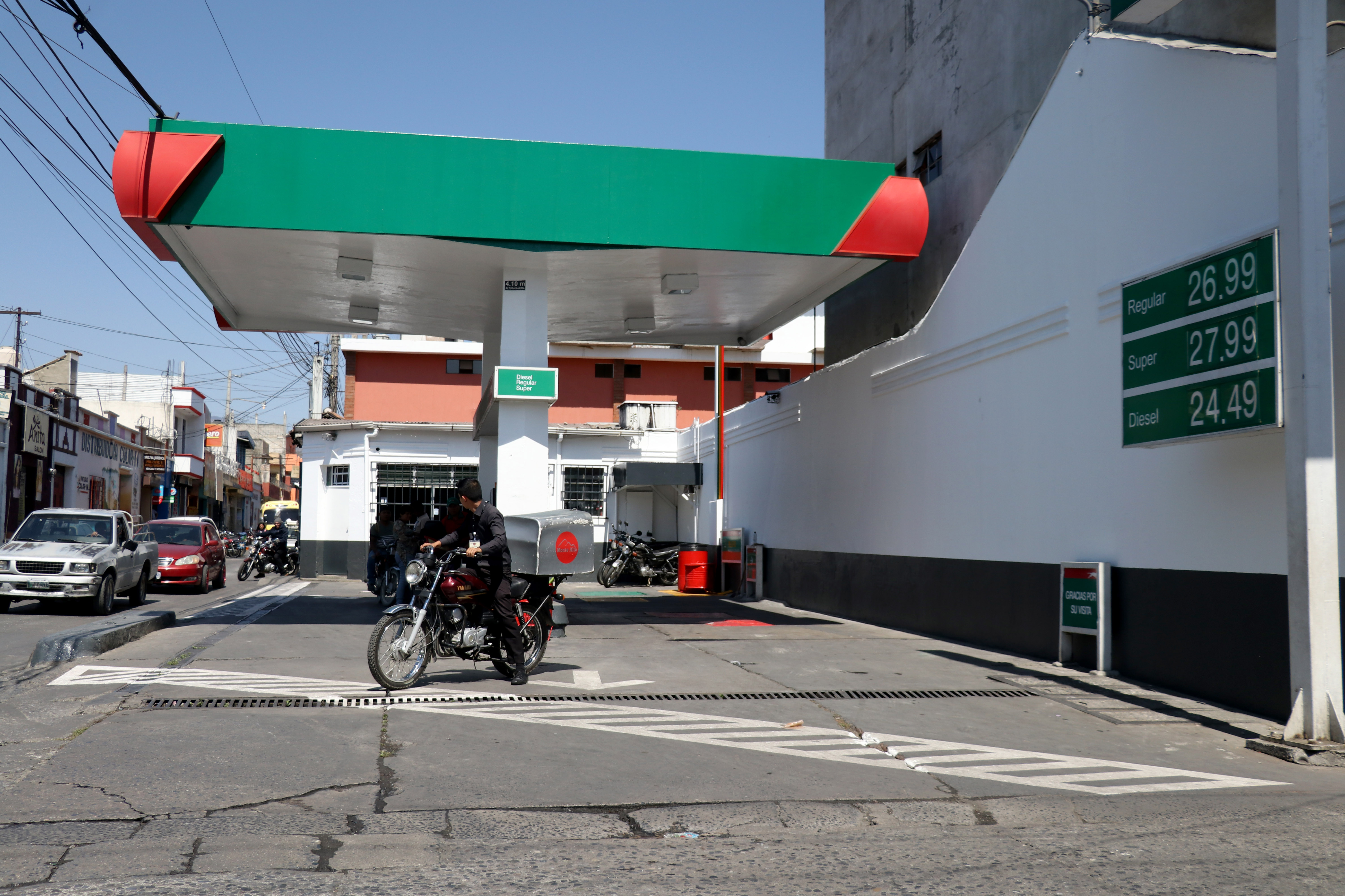 El precio del galón de gasolina en Huehuetenango se incrementó Q1 durante el fin de semana. (Foto Prensa Libre: Mike Castillo)
