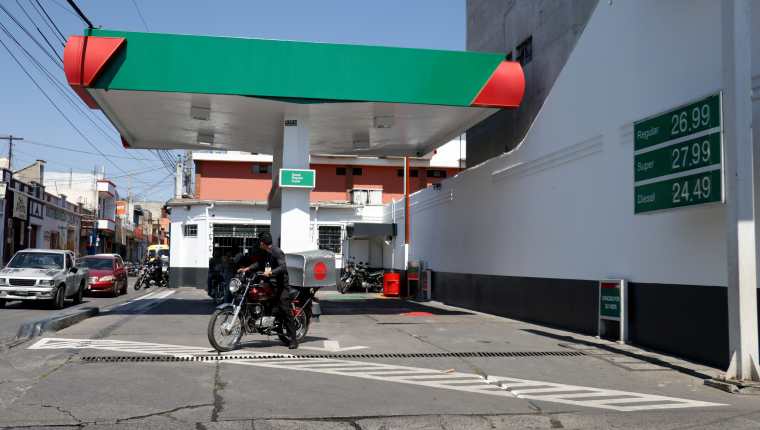 El precio del galón de gasolina en Huehuetenango se incrementó Q1 durante el fin de semana. (Foto Prensa Libre: Mike Castillo)