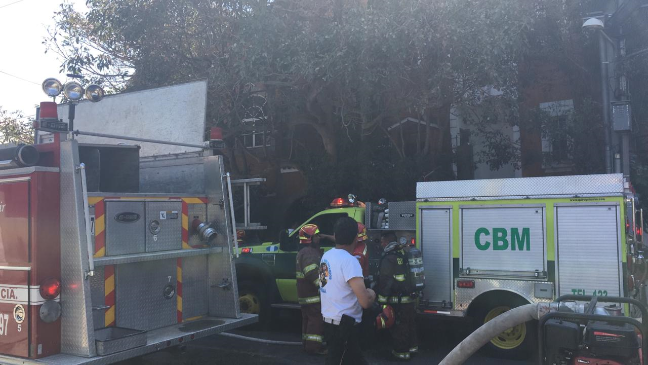 Bomberos voluntarios en el lugar del incendio. (Foto Prensa Libre: Alberto Cardona)