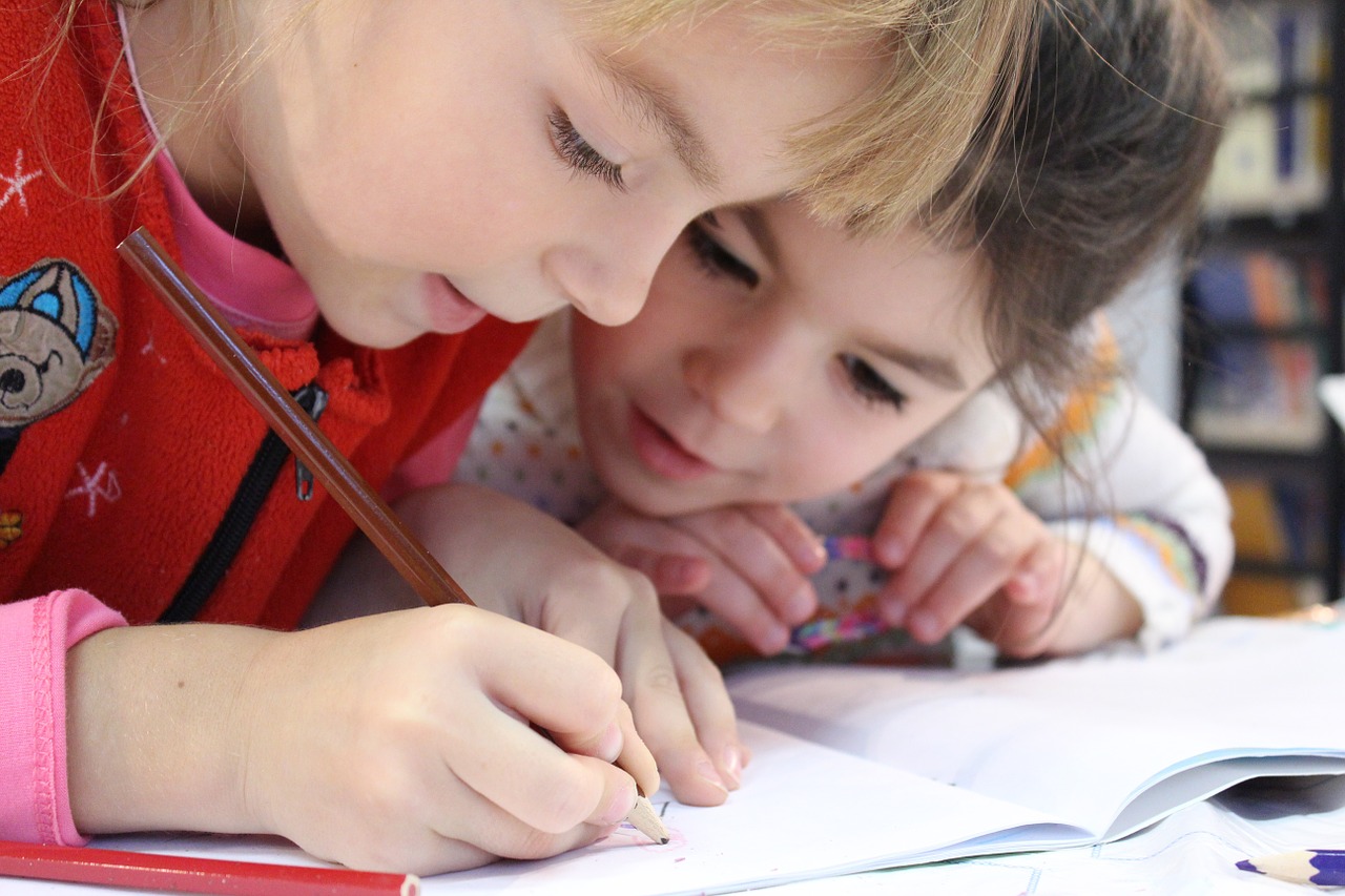Los estudios son un reto para sus hijos, por lo que al detectar un bajo rendimiento es importante entablar un diálogo y desarrollar estrategias de mejora. (Foto Prensa Libre: Pixabay)
