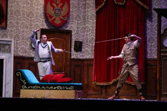 Las ocurrencias y los artistas hacen que “La obra que sale mal”, divierta a la audiencia. (Foto Prensa Libre: Keneth Cruz)