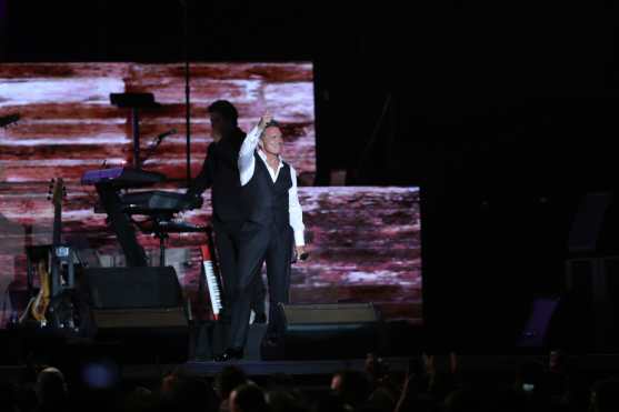 En varias ocasiones, Luis Miguel se cambió vestuario durante el concierto en Guatemala. (Foto Prensa Libre: Keneth Cruz)