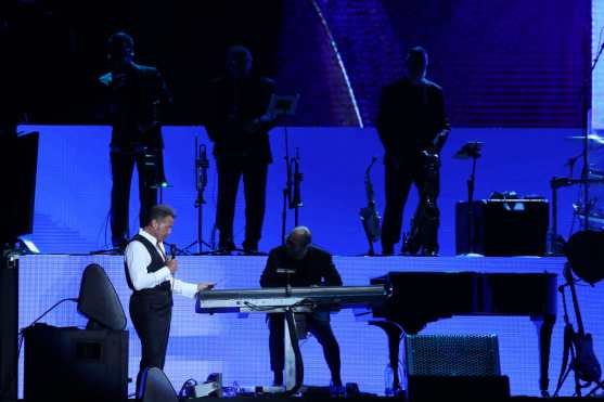 Luis Miguel recorrió el escenario e interactuó con sus músicos. (Foto Prensa Libre: Keneth Cruz)