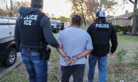 Agentes de ICE detienen a un indocumentado en EE. UU. con cargos criminales. (Foto: ICE)