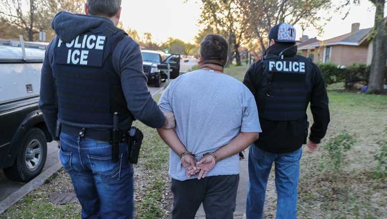 Agentes de ICE detienen a un indocumentado en EE. UU. con cargos criminales. (Foto: ICE)