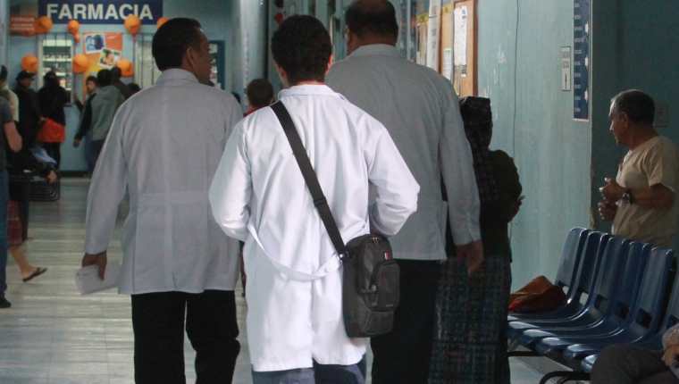 Desde el 2011 se congeló el la pensión por vejez para los médicos mayores de 65 años, en el Colegio de Médicos y Cirujanos de Guatemala. (Foto Prensa Libre: Hemeroteca PL)