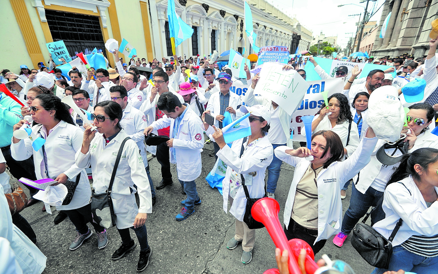 Profesionales de la salud siguen sin recibir el incremento salarial. (Foto Prensa Libre: Hemeroteca PL)