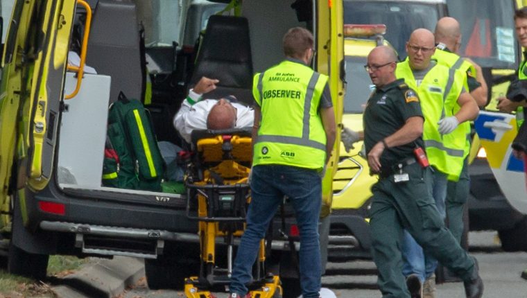 EPA7445. CHRISTCHURCH (NUEVA ZELANDA), 15/03/2019.- Una persona lesionada es subida en una ambulancia luego de un tiroteo que resultó en múltiples muertes y lesiones, este viernes en Masjid Al Noor en Deans Avenue, en Christchurch (Nueva Zelanda). Un hombre armado entró en una mezquita en la localidad neozelandesa de Christchurch, y disparó contra los feligreses causando un número indeterminado de víctimas, informó la prensa local. Al menos cuatro personas habrían recibido disparos en el centro de culto, donde "hay sangre por todas partes", según dijo a Radio New Zealand un testigo desde el interior de la mezquita, donde se cree que había unas 300 personas. La Policía ha bloqueado el centro de la ciudad, situada en la Isla Sur neozelandesa, y ha llamado a la población a permanecer confinada en sus casas. EFE/ Martin Hunter PROHIBIDO SU USO EN NUEVA ZELANDA