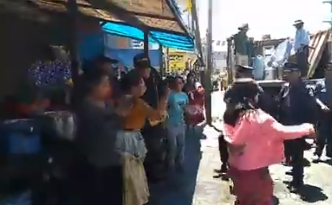 Vendedoras informales de comida en el mercado La Democracia    agredieron a los policías municipales para evitar el decomiso de su venta. (Foto Prensa Libre:  @Munixelaorg) 