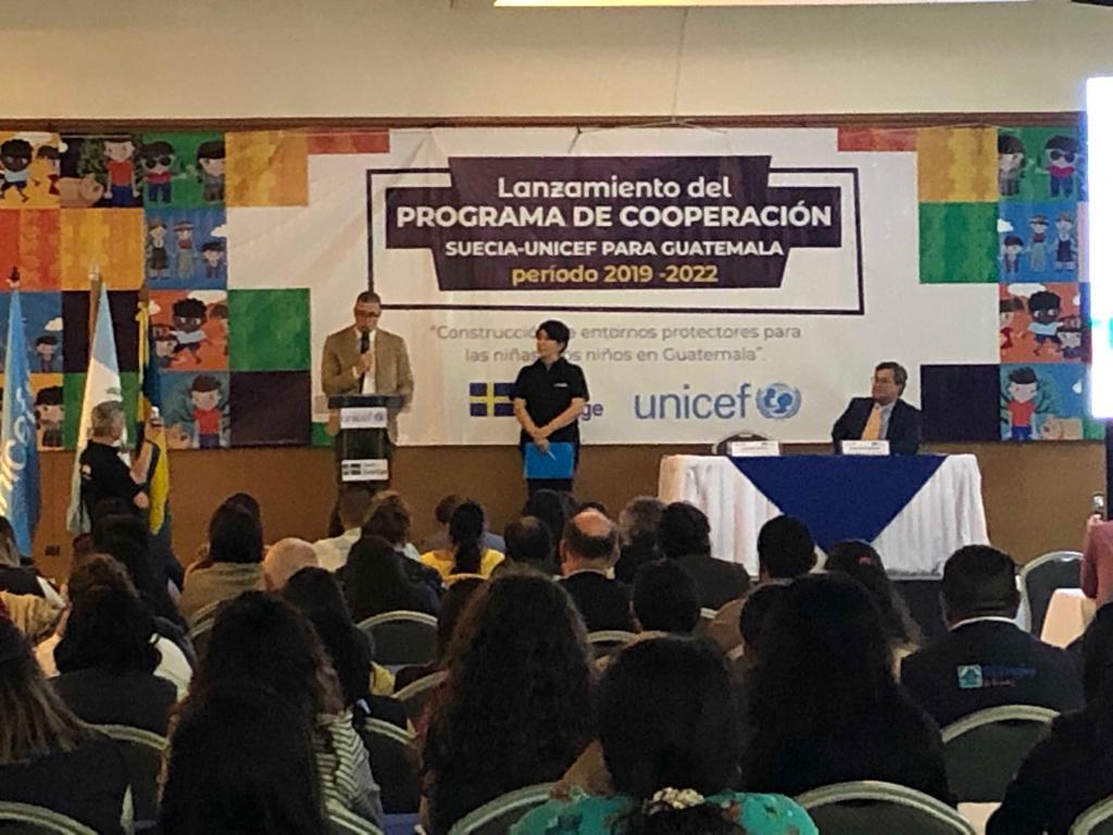 Los representantes de Unicef y del gobierno de Suecia participaron en el lanzamiento del programa ¨Construccion de entornos protectores para las niñas y niños en Guatemala. (Foto Prensa Libre: Cortesía Unicef)