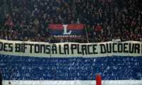 Paris (France), 17/03/2019.- Paris Saint-Germain supporters roll out a banner reading 'bill instead of a heart' prior to the French Ligue 1 soccer match between Paris Saint-Germain (PSG) and Olympique Marseille at the Parc des Princes stadium in Paris, France, 17 March 2019. (Francia, Marsella) EFE/EPA/YOAN VALAT