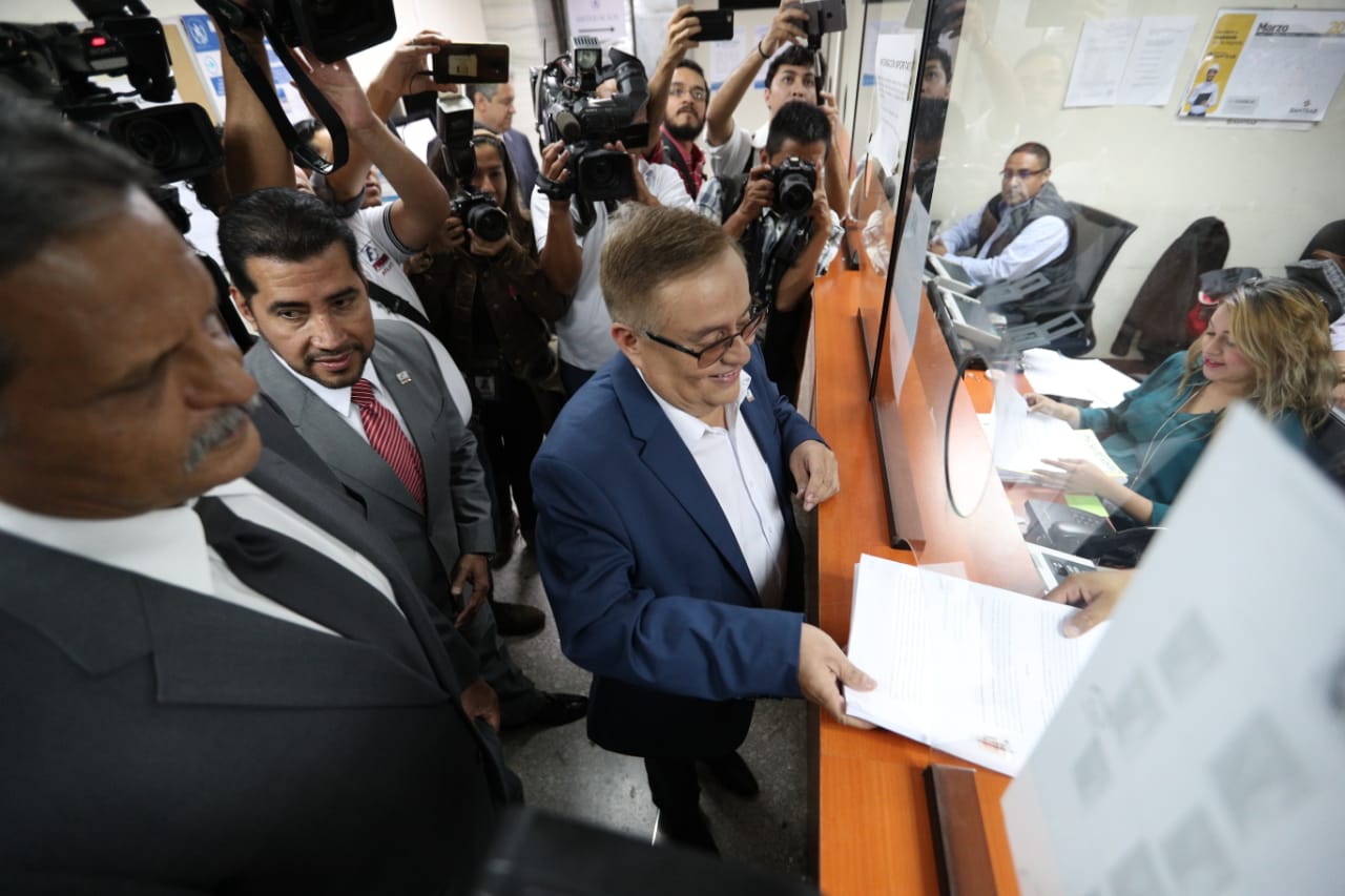 Mauricio Radford, presidenciable proclamado de Fuerza, entrega el amparo en la CSJ. (Foto Prensa Libre: Carlos Hernández)