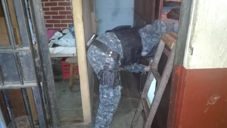 Un efectivo de las fuerzas de seguridad revisa una de las celdas de la Granja Penal Pavón. (Foto: Cortesía)