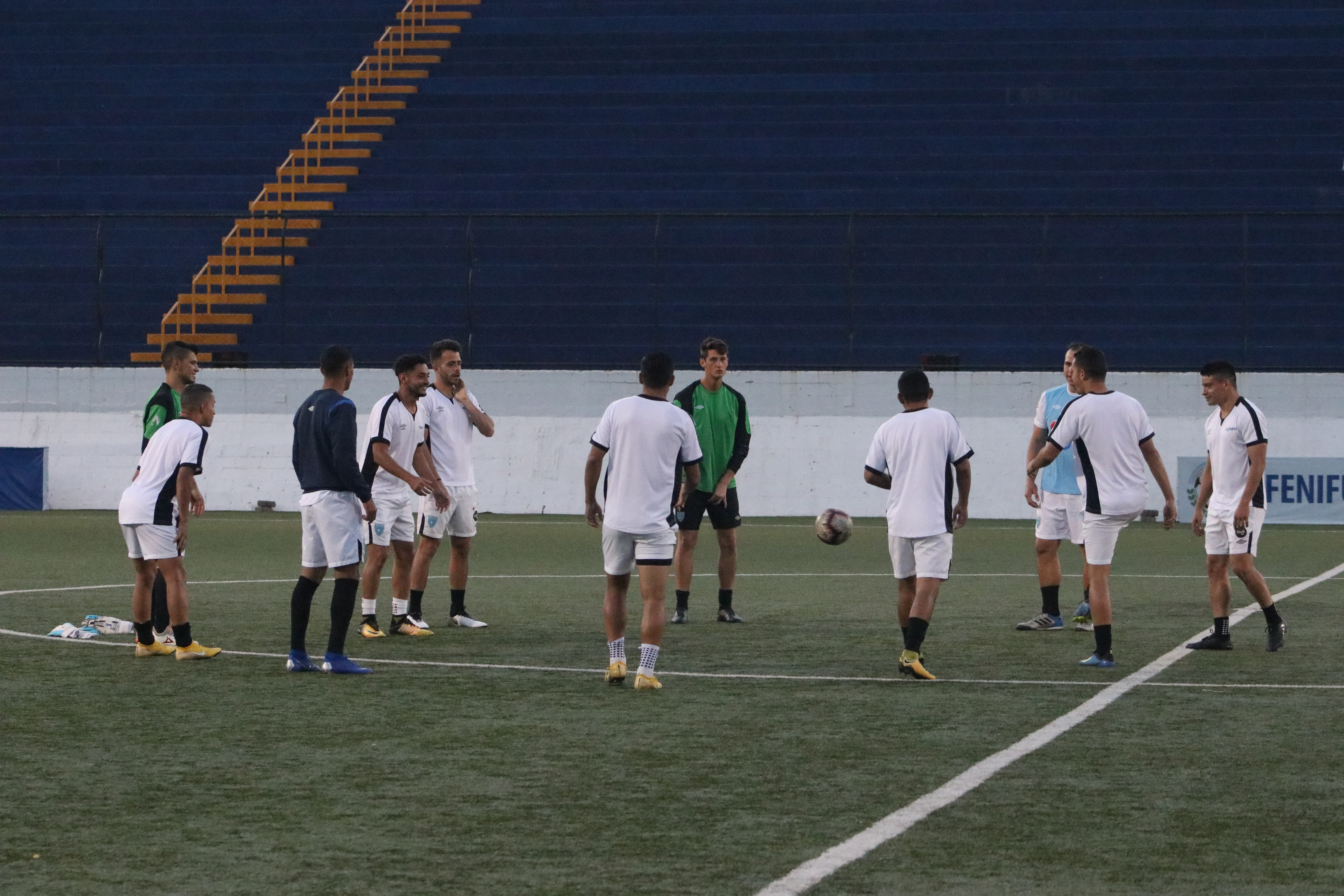 La Selección de Guatemala durante el entrenamiento en el estadio Nacional de Managua. (Foto Cortesía Fedefut).
