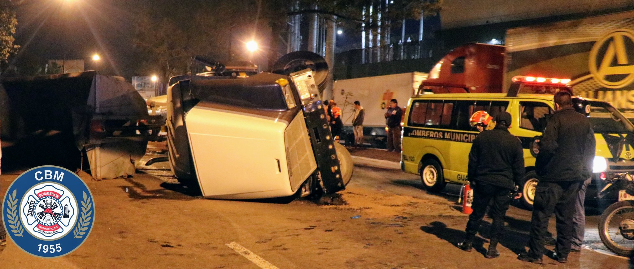 El accidente ocurrió en el Anillo Periférico rumbo al sur, después del puente El Incienso. (Foto Prensa Libre: Bomberos Municipales)