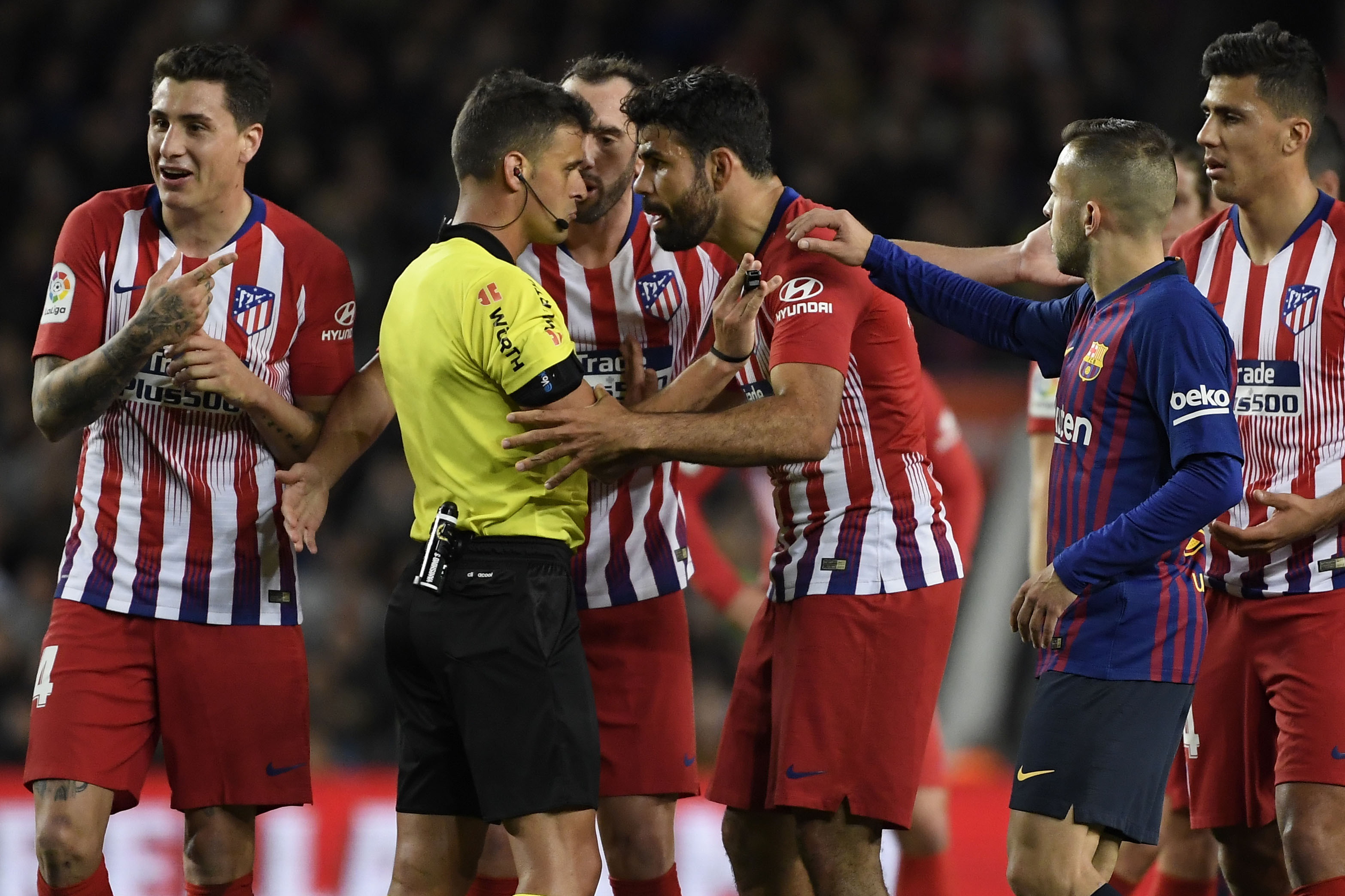 Los insultos de Diego Costa al árbitro le costaron el resto de la temporada en la Liga española. (Foto Prensa Libre: AFP)