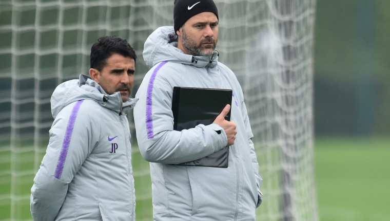 Mauricio Pochettino durante el último entrenamiento del Tottenham previo al partido de ida de cuartos de final contra el Manchester City. (Foto Prensa Libre: AFP)