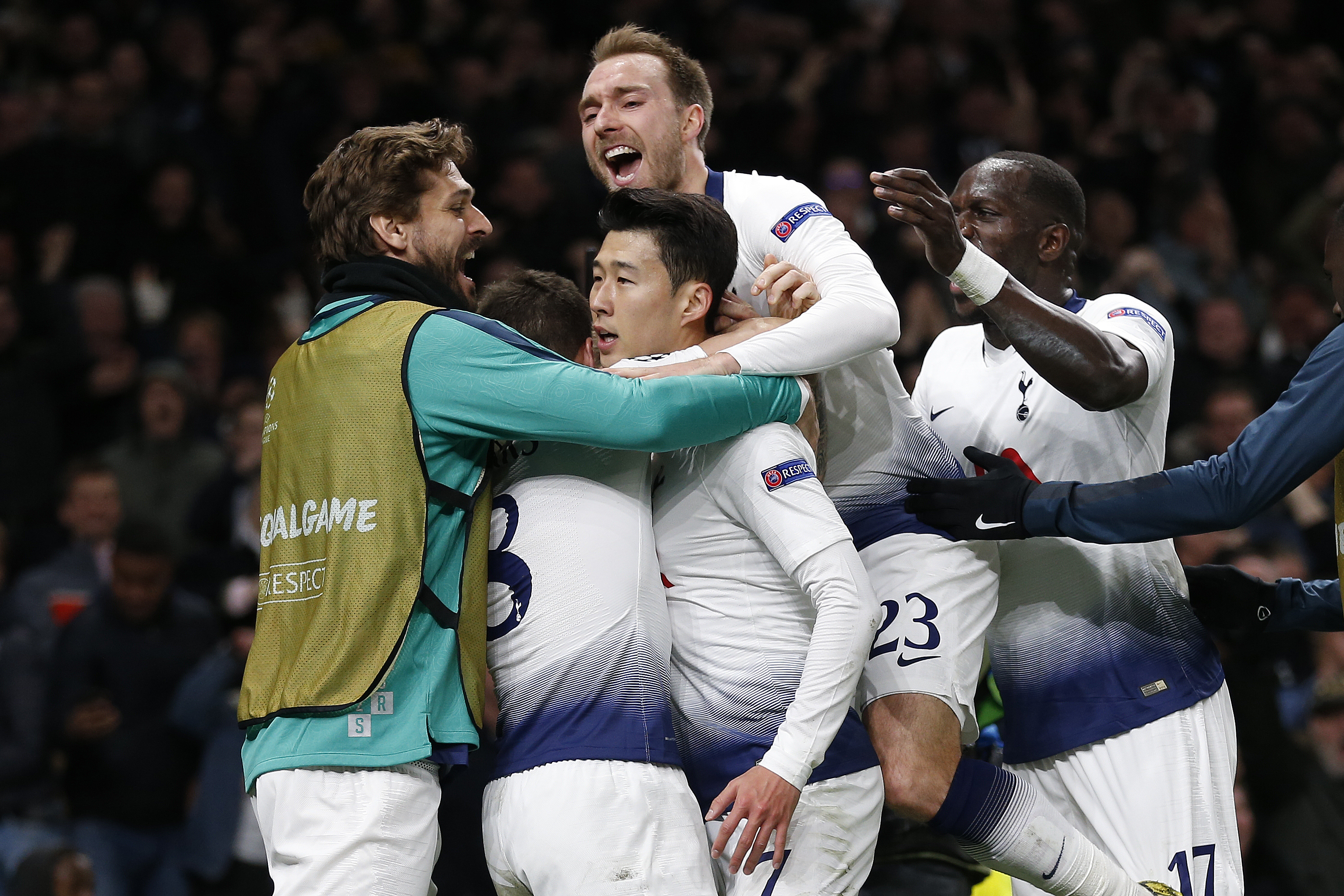 Son Heung-Min celebra junto a sus compañeros del Tottenham después de anotar el gol de la victoria frente al Manchester City. (Foto Prensa Libre: AFP)